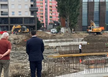 Krasniqi: Punimet në ndërtimin e urës në veri po zhvillohen sipas parashikimeve