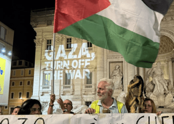 Dritat e shatërvanit historik Trevi në Romë fiken për Gazën