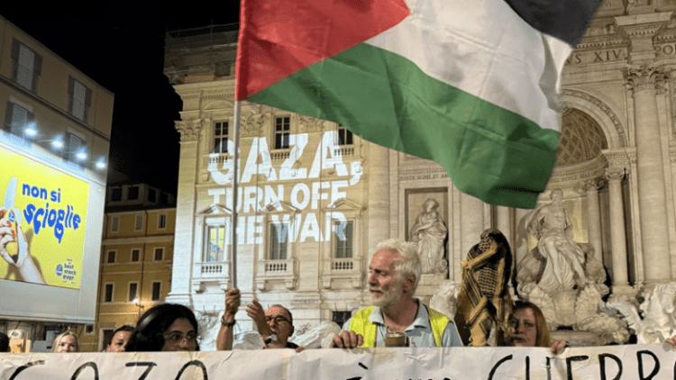 Dritat e shatërvanit historik Trevi në Romë fiken për Gazën