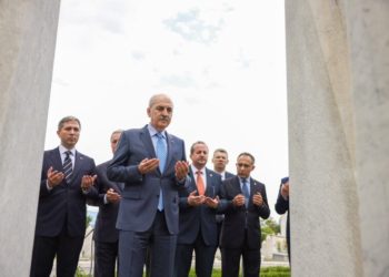 Kryeparlamentari turk Numan Kurtullmush vizitoi varrin e liderit boshnjak, Alija Izetbegoviq
