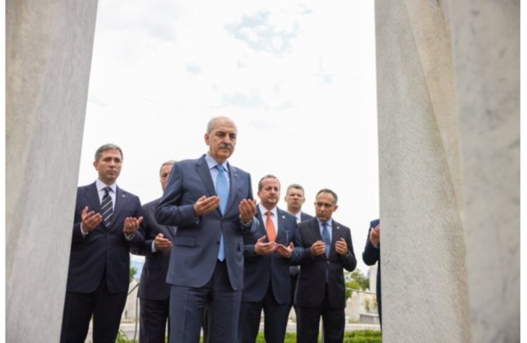 Kryeparlamentari turk Numan Kurtullmush vizitoi varrin e liderit boshnjak, Alija Izetbegoviq