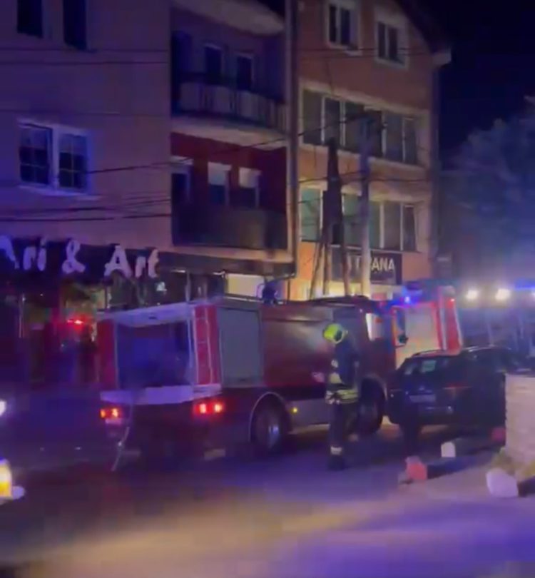Zj*arri në një objekt në Parkun e Qytetit në Prishtinë, zjarrfikësit në vendin e ngjarjes