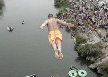 Diskualifikohet garuesi kosovar në Mal të Zi pasi bëri simbolin e shqiponjës dykrenare