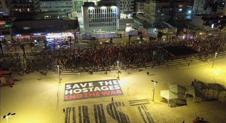 Dhjetëra mijëra njerëz protestojnë në Tel Aviv, kryeministri izraelit përballet me presion në rritje në vend