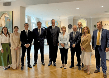 Sorensen takon në Washington ambasadorin e Kosovës dhe atë të Serbisë (FOTO)