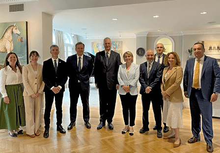 Sorensen takon në Washington ambasadorin e Kosovës dhe atë të Serbisë (FOTO)