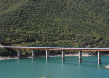 Kërkimi i 33 vjeçarit që u hodh në Ujman, policia po e skanon zonën