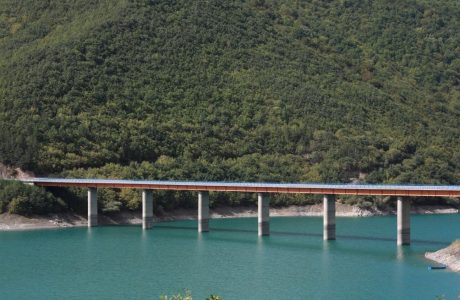 Kërkimi i 33 vjeçarit që u hodh në Ujman, policia po e skanon zonën