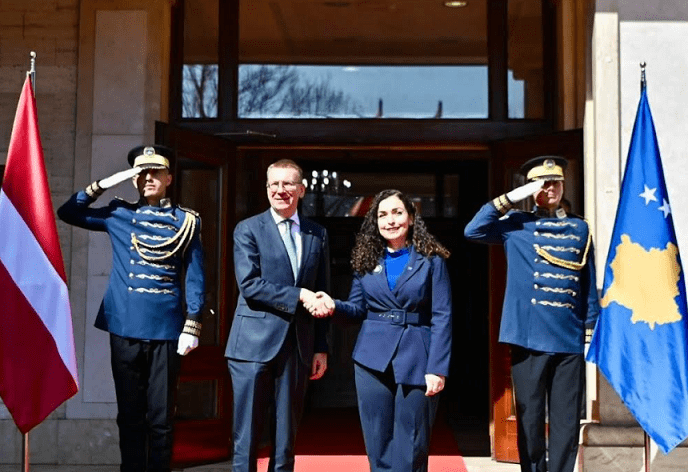 Presidentja Osmani udhëton drejt Republikës së Letonisë