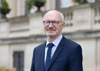 Ambasadori francez u bën thirrje liderëve: Gjeni kompromisin për të dalë nga ngërçi politik