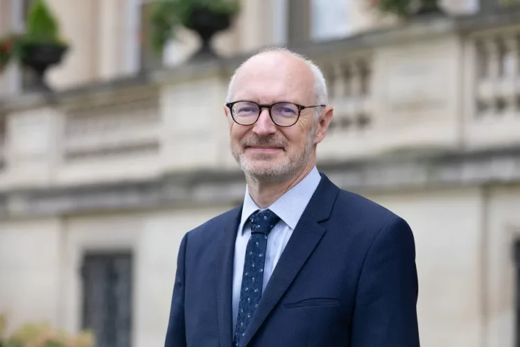 Ambasadori francez u bën thirrje liderëve: Gjeni kompromisin për të dalë nga ngërçi politik