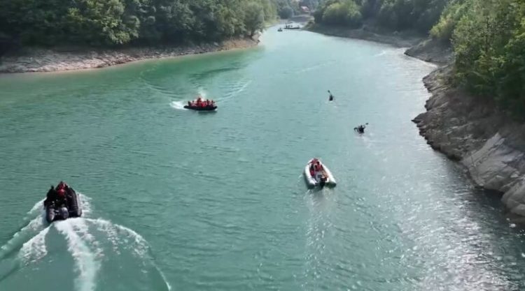 Vazhdojnë kërkimet për 33-vjeçarin që dyshohet se u mb*yt në Liqenin e Ujmanit