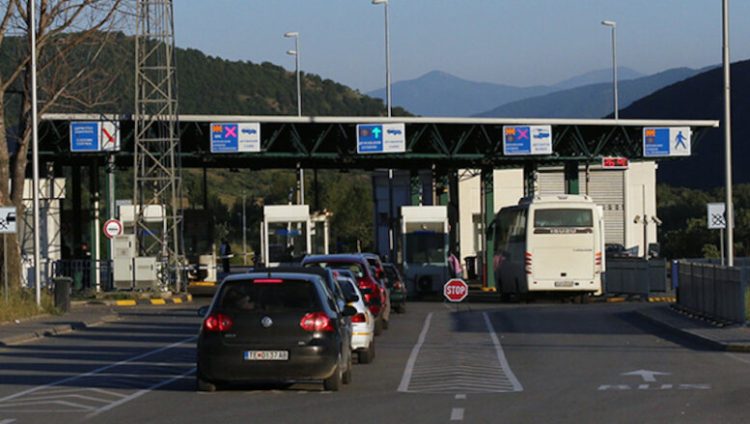 Pezullohet përkohësisht hyrja e automjeteve në Maqedoninë e Veriut