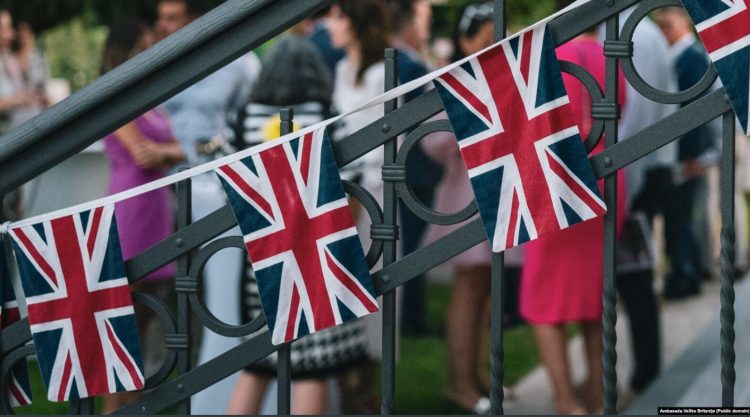 Britania sanksionon dhjetëra persona, përfshirë një shqiptar