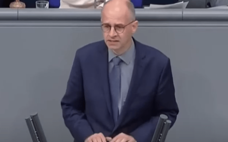 Debati që dridhi Bundestagun, deputeti gjerman: Serbia kreu gje*nocid në Kosovë