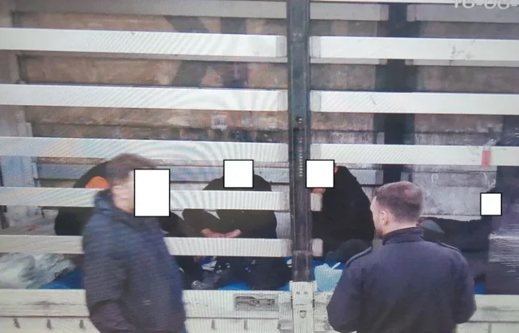 Zbulohen 5 emigrantë të paligjshëm në një rimorkio kamioni në Ferizaj