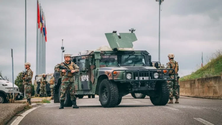 KFOR-i zhvillon patrullime në Prizren, angazhohet për siguri dhe stabilitet