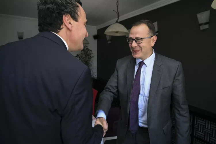Kurti pret në takim ambasadorin e Turqisë, diskutojnë zhvillimet e fundit në vend