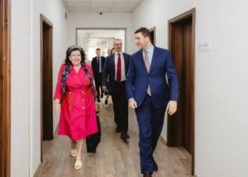 Krasniqi takon përfaqësuesen britanike: Kriza institucionale po e dëmton Kosovën