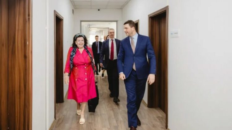 Krasniqi takon përfaqësuesen britanike: Kriza institucionale po e dëmton Kosovën