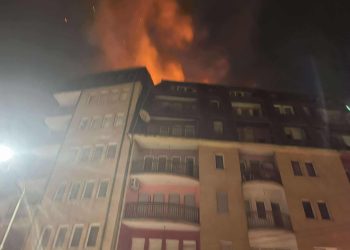 Përfshihet nga zj*arri një ndërtesë banimi te Parku i Qytetit në Prishtinë