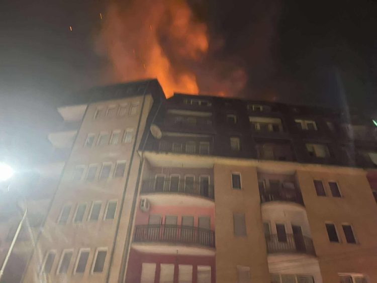 Përfshihet nga zj*arri një ndërtesë banimi te Parku i Qytetit në Prishtinë