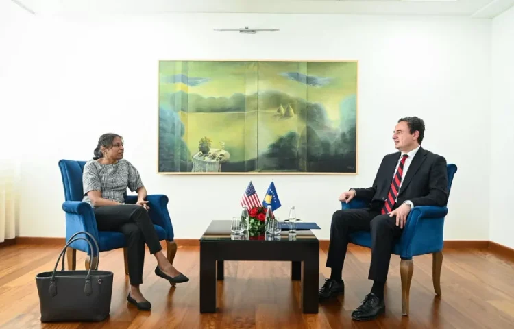 Pas takimit me Kurtin e ngarkuara me punë e ambasadës së SHBA-së u bën thirrje liderëve politikë të Kosovës të marrin përgjegjësi e ta zgjidhin ngërçin