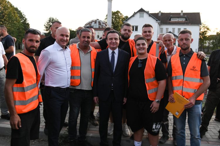 Kurti në Shtime sheh nga afër punimet në rrugën “Ibrahim Shabani” dhe përuron trasenë që lidh rrugën “12 Qershori” me “William Walker”