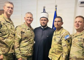 Imami Maliqi mirëpret delegacionin nga KFOR-i amerikan, iu dhuron një hartë të Kosovës