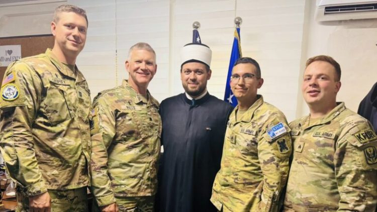 Imami Maliqi mirëpret delegacionin nga KFOR-i amerikan, iu dhuron një hartë të Kosovës