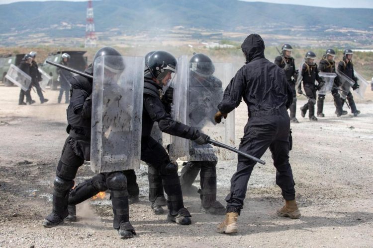 KFOR-i letonez dhe hungarez zhvillojnë trajnime të përbashkëta kundër sulmeve me zjarr dhe turmave