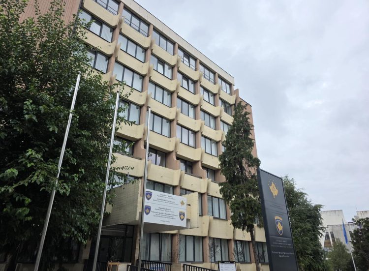 Arrestohet një person në pikën kufitare në Merdare, dyshohet për kr*ime lu*fte në Vushtrri