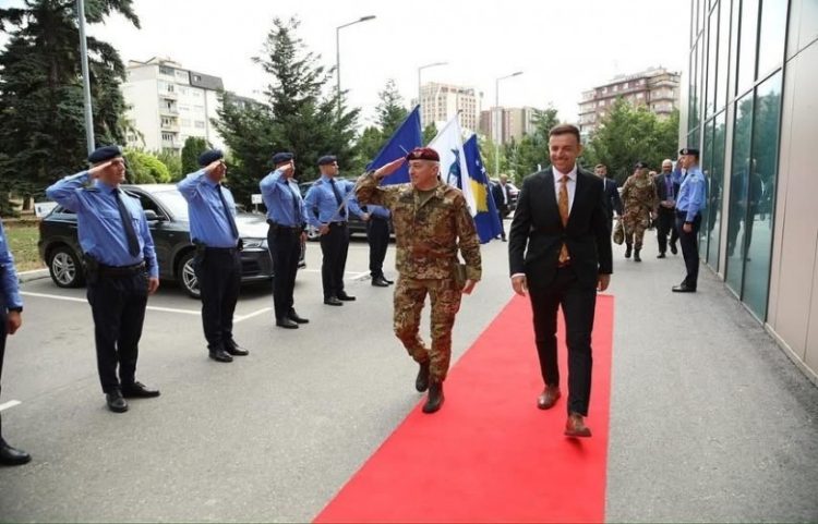 Dibrani priti në takim Komandantin e KFOR-it, Enrico Barduani