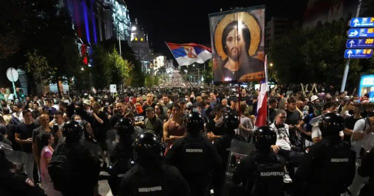 Serbi, mblidhet Këshilli Sigurisë/ Mbledhja u kryesua nga Vuçiq, pas protestave të mëdha që përfshinë vendin