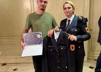 Moment emocional: Djali i Rexhep Selimit pranon uniformën e veteranit të UÇK-së