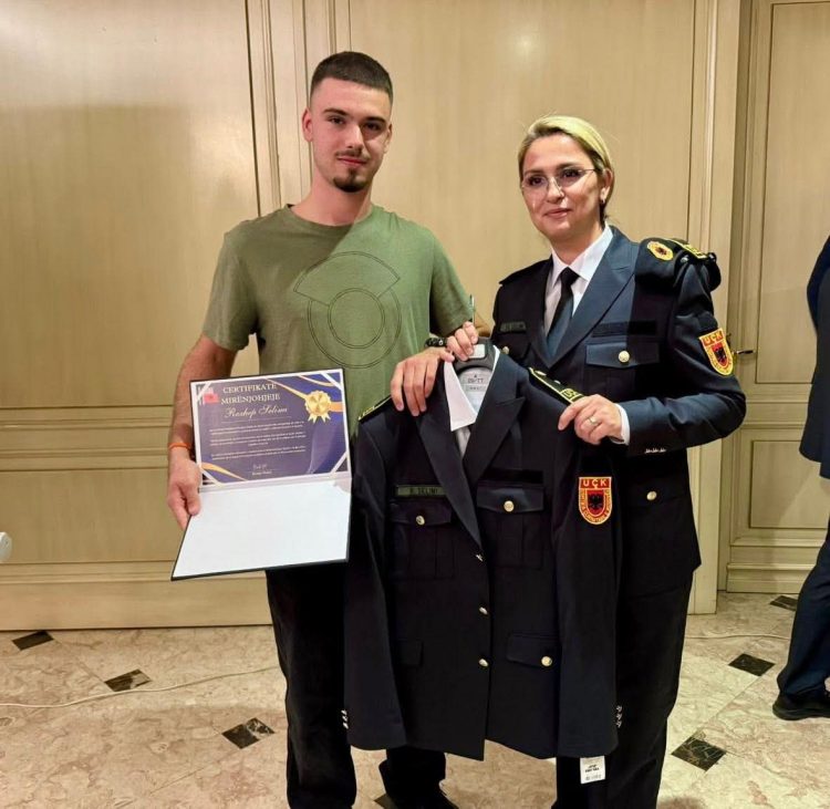 Moment emocional: Djali i Rexhep Selimit pranon uniformën e veteranit të UÇK-së
