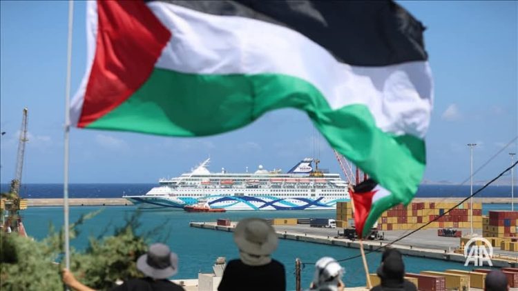 Aktivistët propalestinezë protestojnë kundër anijes që transportonte izraelitë në ishullin e Kretës