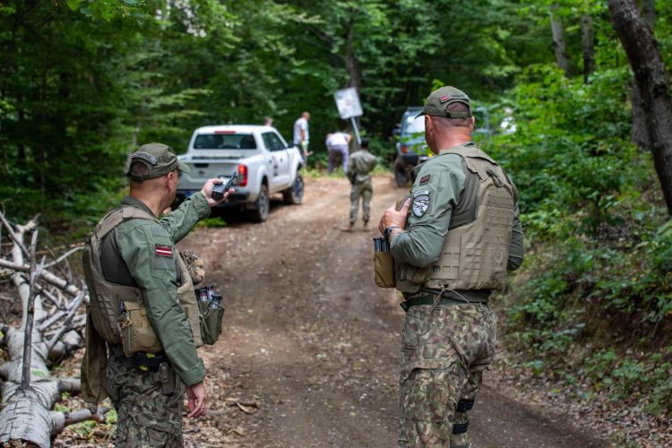 KFOR-i vendos shenja të reja sinjalizuese përgjatë kufijve të Kosovës