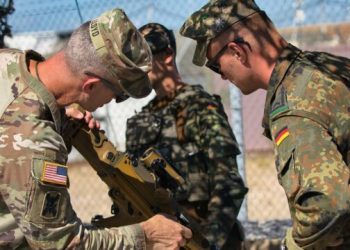 Ushtarët gjermanë të KFOR’it organizojnë ekspozitë armësh në Bondsteel për kolegët amerikanë