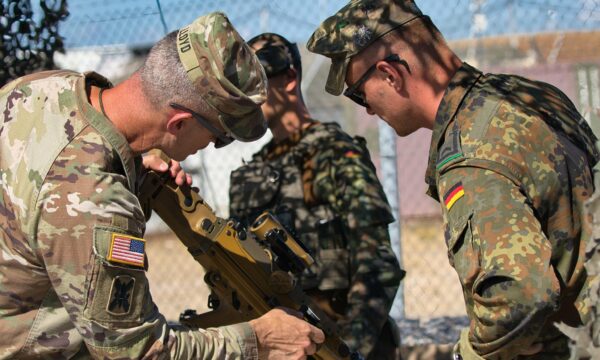 Ushtarët gjermanë të KFOR’it organizojnë ekspozitë armësh në Bondsteel për kolegët amerikanë