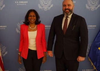 Zyrtari amerikan viziton Kosovën – Në fokus siguria dhe mbrojtja rajonale