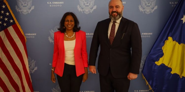 Zyrtari amerikan viziton Kosovën – Në fokus siguria dhe mbrojtja rajonale