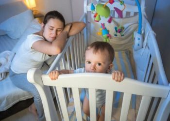 Përse bebja lufton të mos bjerë në gjumë? Pediatri shpjegon