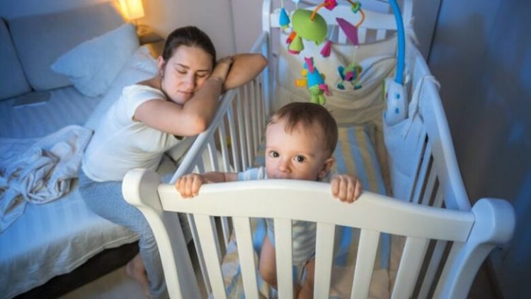 Përse bebja lufton të mos bjerë në gjumë? Pediatri shpjegon