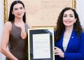 BBC i jep vëmendje momentit kur Dua Lipa merr shtetësinë e Kosovës