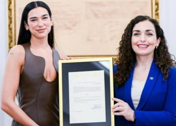 BBC i jep vëmendje momentit kur Dua Lipa merr shtetësinë e Kosovës