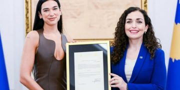 BBC i jep vëmendje momentit kur Dua Lipa merr shtetësinë e Kosovës