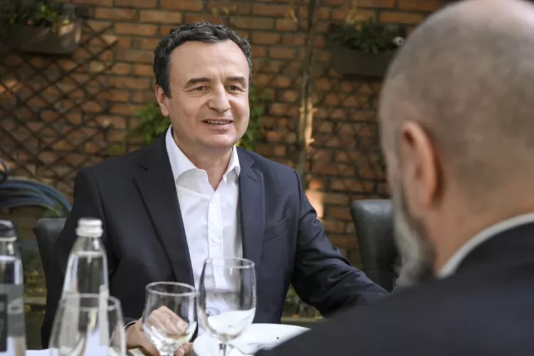 Forcimi i mbrojtjes: Kurti darkon me zyrtarin amerikan të Mbrojtjes, kërkon rritje të investimeve dhe bashkëpunimit ushtarak