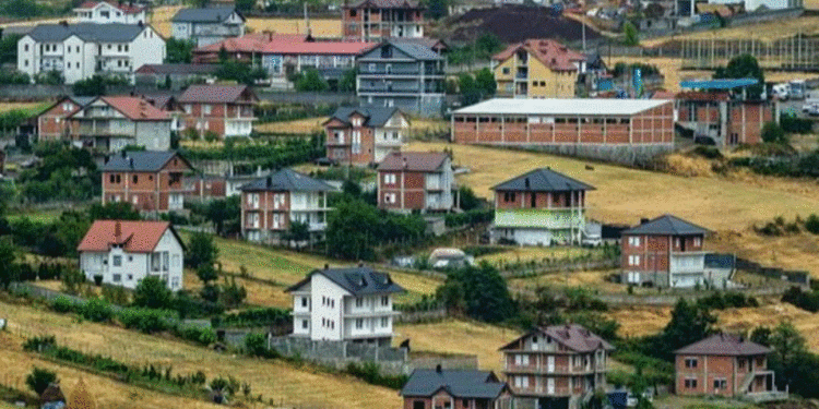 Daily Mail’: Si po e shkatërron Hasin emigracioni drejt Britanisë!