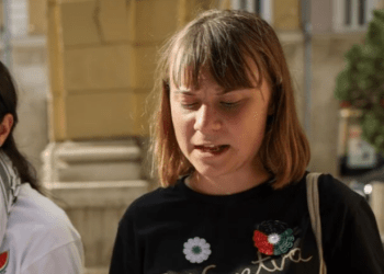 Me simbolin e Srebrenicës në gjoks, Greta Thunberg proteston duke lexuar emrat e fëmijëve të vrarë në Gaza